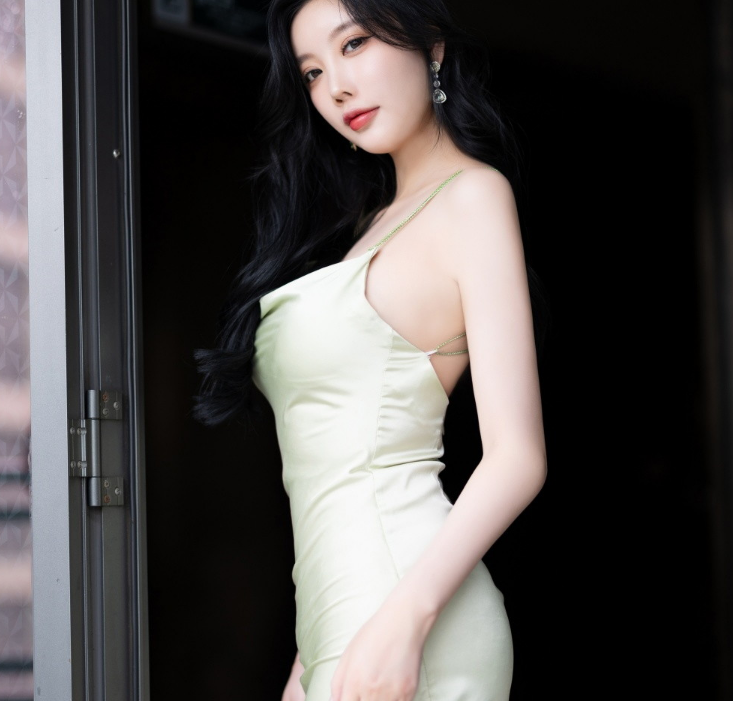 我年仅十三岁，却有一个三十岁的少妇老婆！性感少妇睡衣的裙长有短裙、中裙和超短