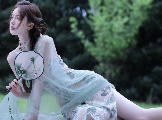 紧身裤少妇性感迷人身材气质阿姨实拍，少妇的日常生活
