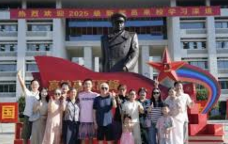 <strong>全家15人跨省送小伙去国防科大报到表示孙</strong>